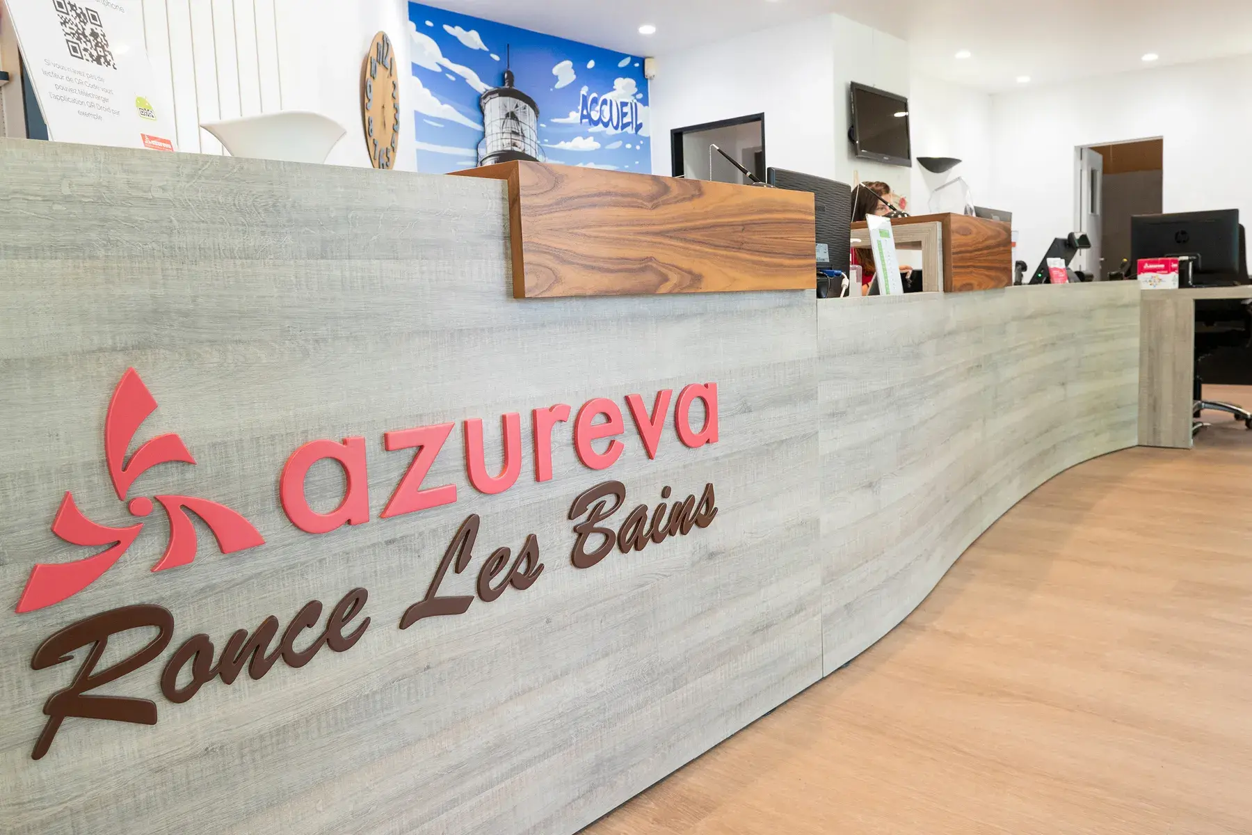 Banque d'accueil sur mesure pour une agence de voyages