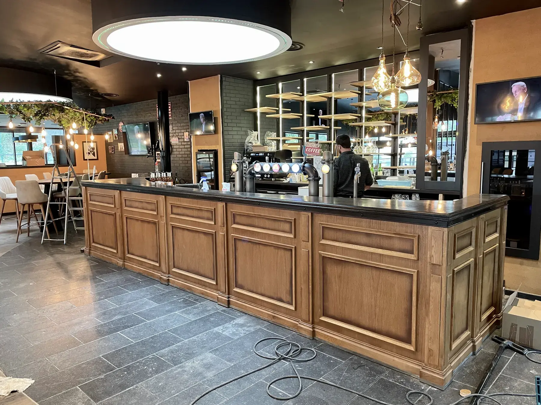 Installation d'une banque d'accueil en bois pour une brasserie