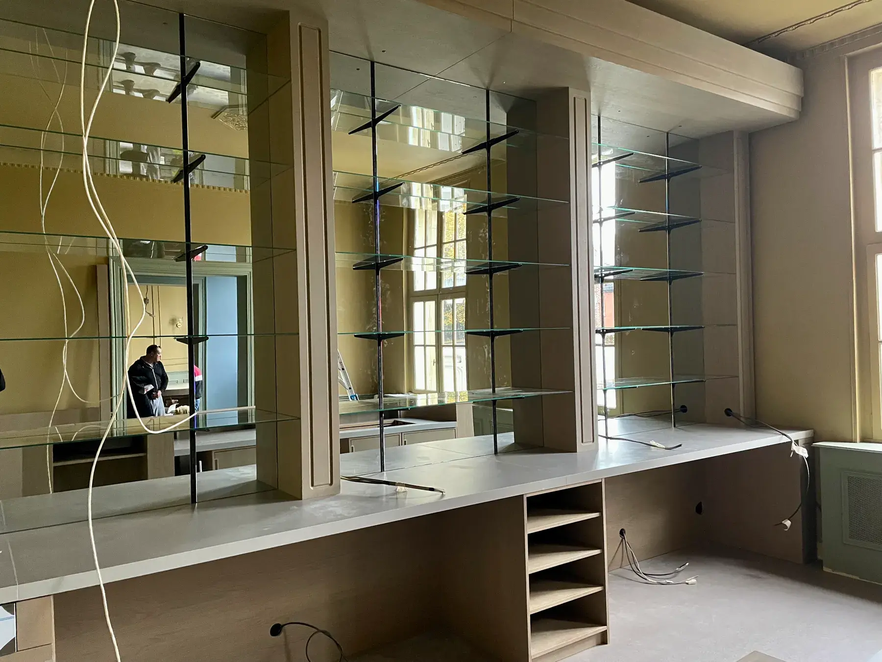 Création d'une banque d'accueil beige pour un restaurant