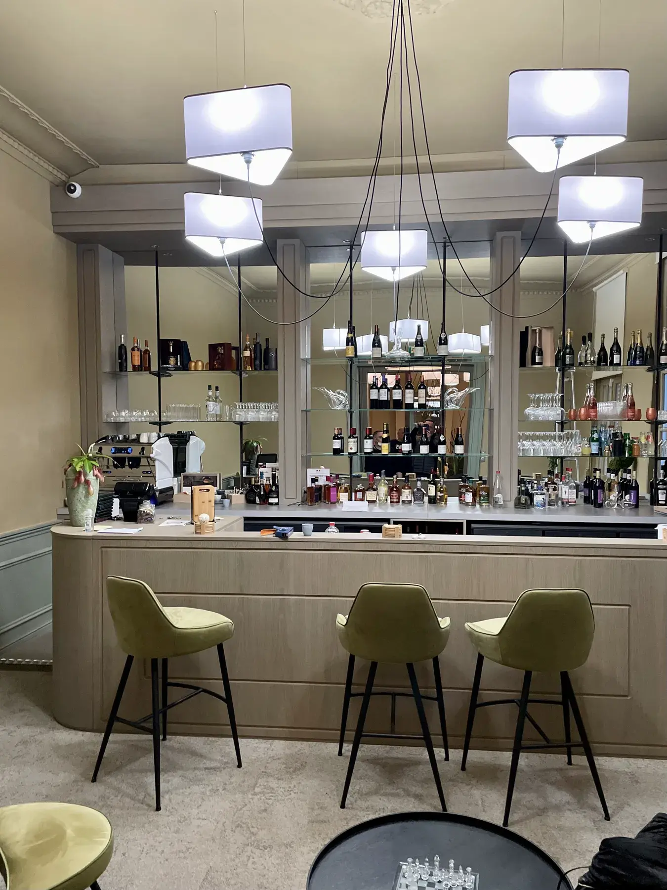 Création d'une banque d'accueil beige avec des chaises hautes pour un restaurant