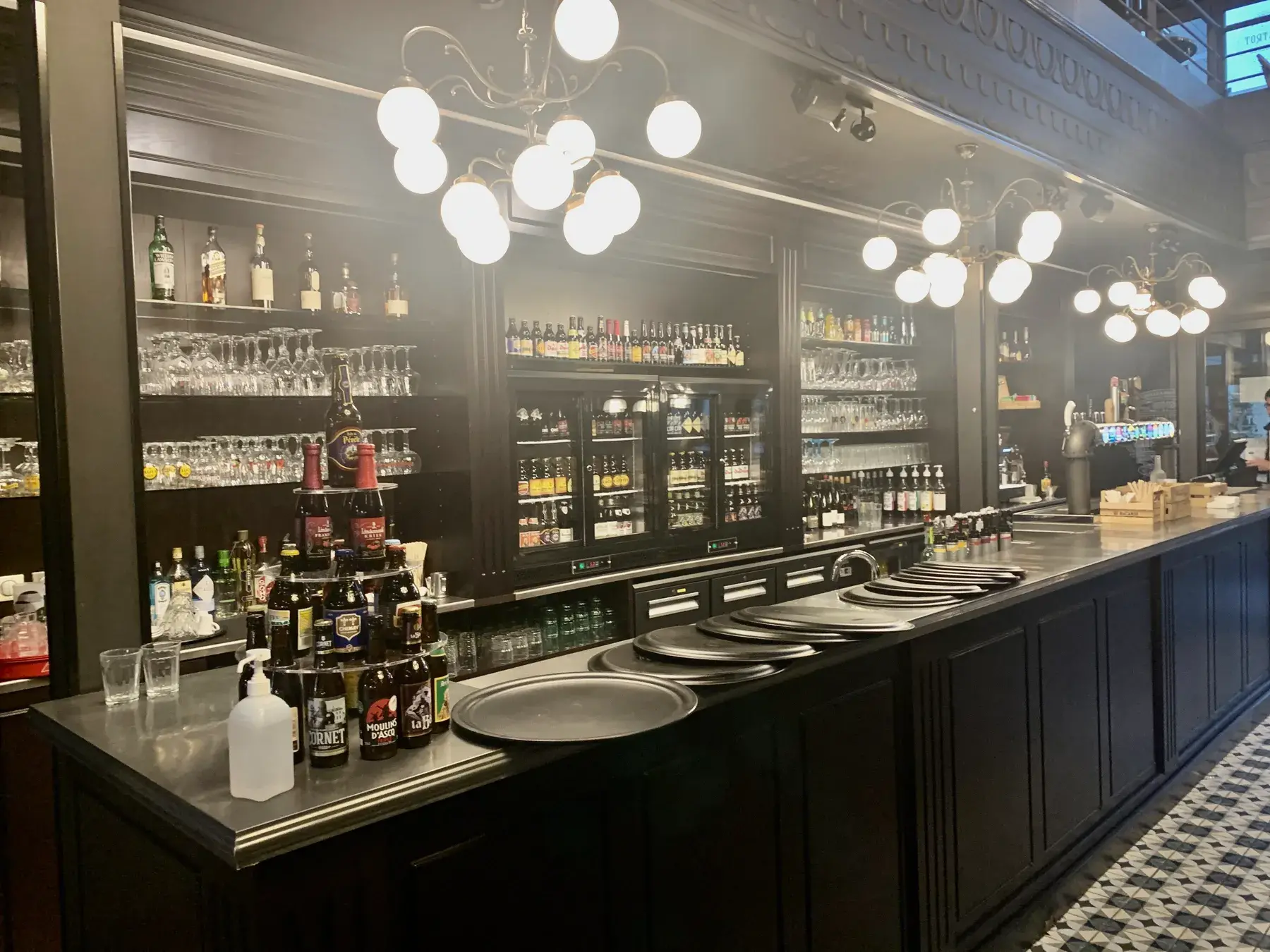 Banque d'accueil avec des verres et des bouteilles d'alcool pour une brasserie