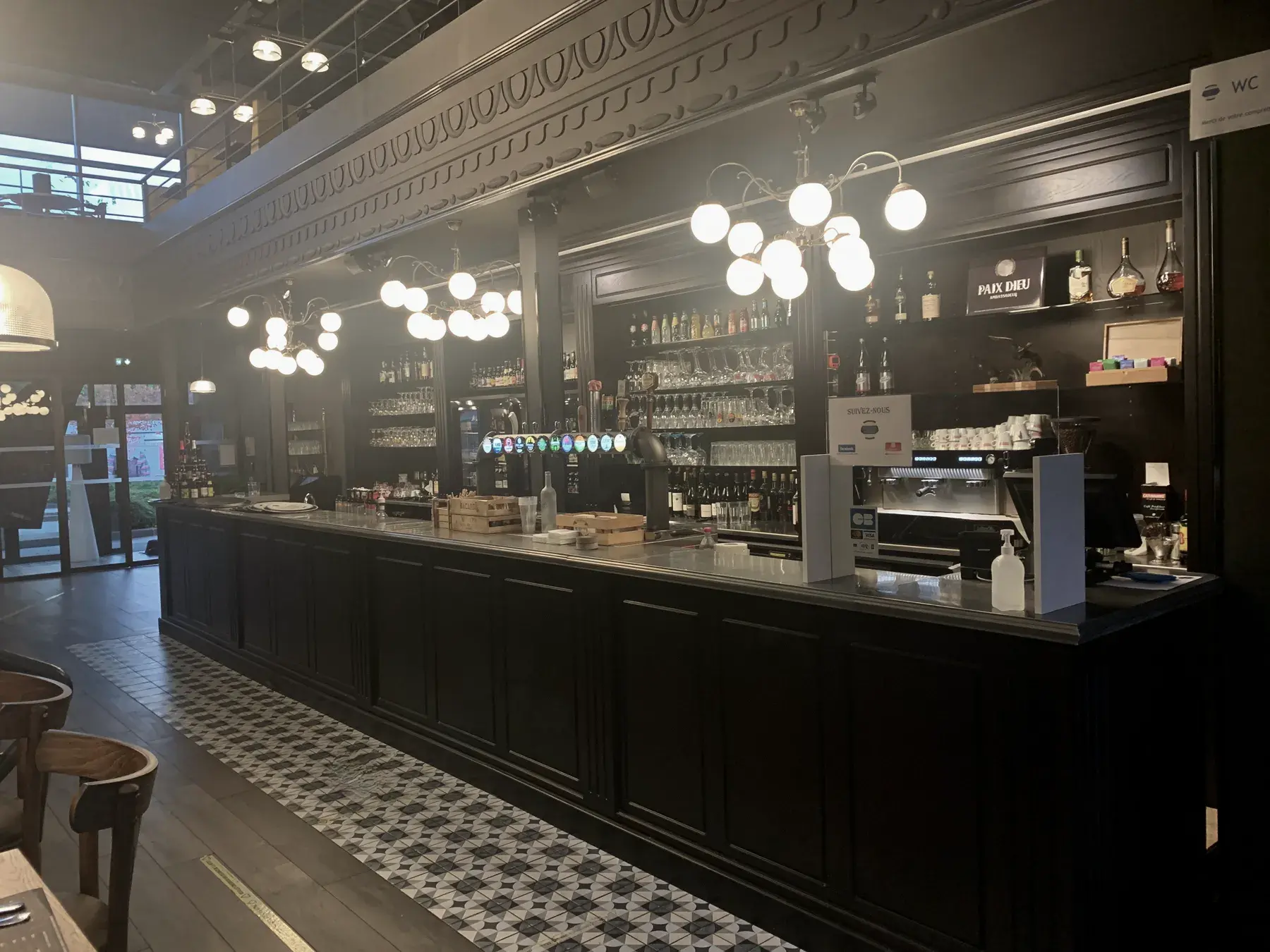 Création d'une banque d'accueil noire sur mesure pour une brasserie