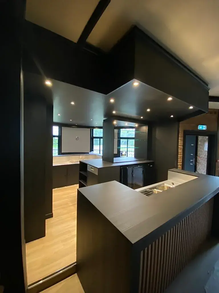 Création d'une banque d'accueil noire sur mesure pour un bar
