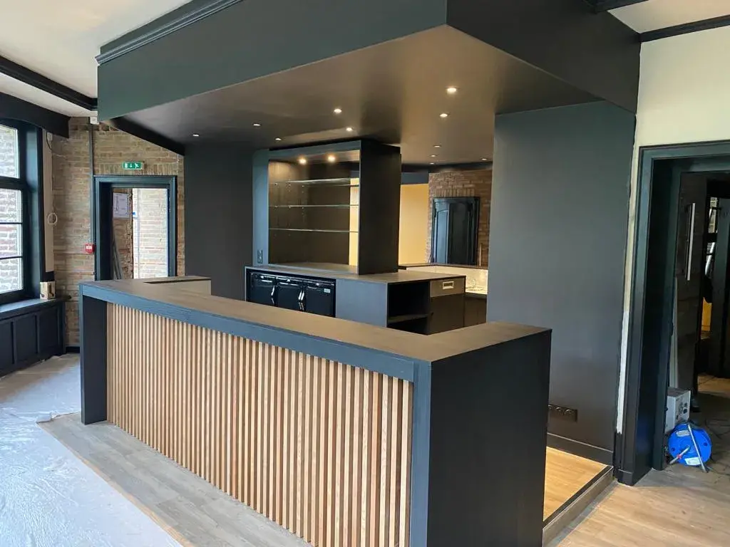 Création d'une banque d'accueil noire sur mesure pour un bar