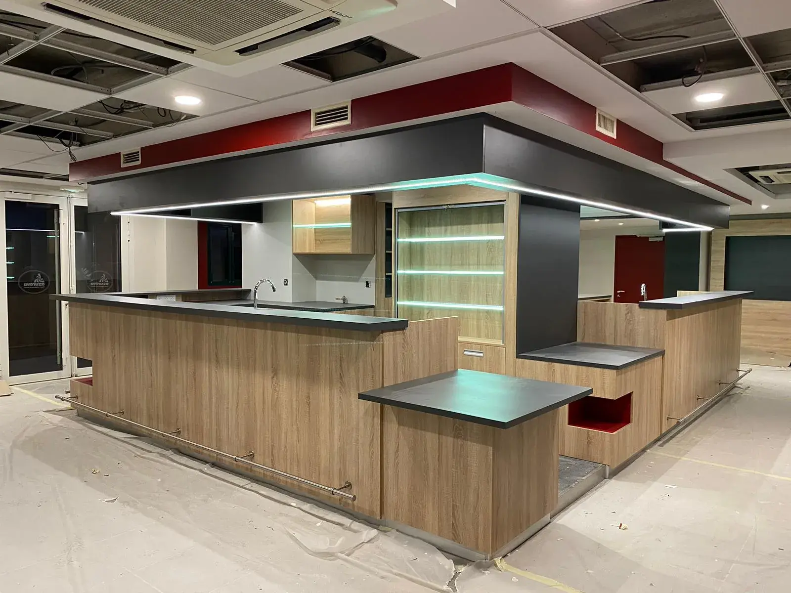 Création d'une banque d'accueil sur mesure pour un bar