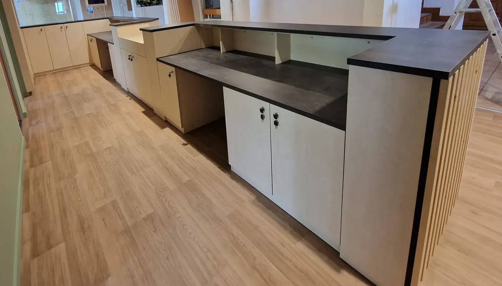 Création d'une banque d'accueil en bois noir et blanc