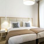 Aménagement d'une chambre d'hôtel avec deux lits côte à côte